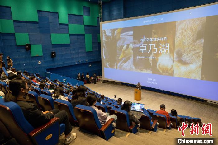 圖為首映式現(xiàn)場?！⊥踽?攝