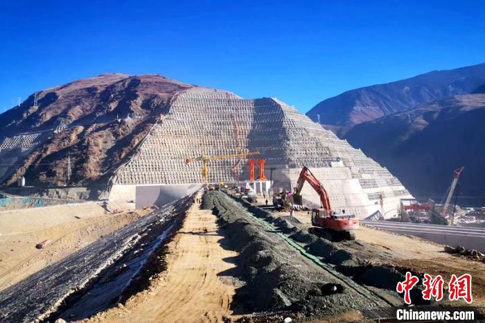 巴塘水電站大壩封頂現(xiàn)場(chǎng)?！≈袊材艿谌こ叹止﹫D