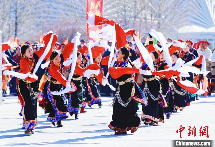 圖為玉樹群眾在廣場(chǎng)內(nèi)載歌載舞?！●R銘言 攝