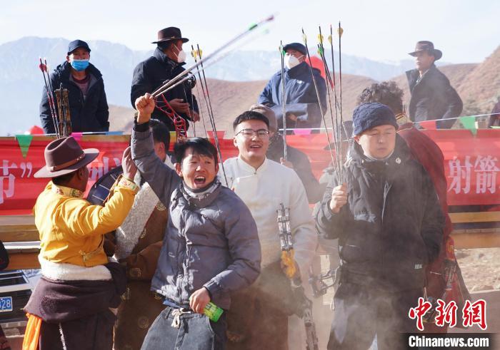 圖為藏族民眾跺腳歡呼慶祝弓箭手射中靶心。　馬銘言 攝