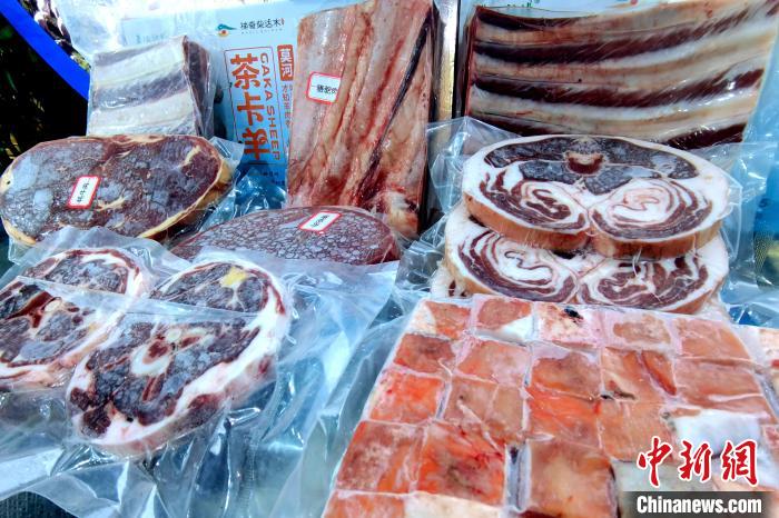 圖為前來參展的柴達(dá)木肉類。　李雋 攝