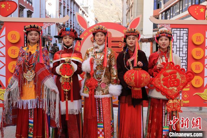 丹巴美女送祝福，迎新年?！±钣腊?攝