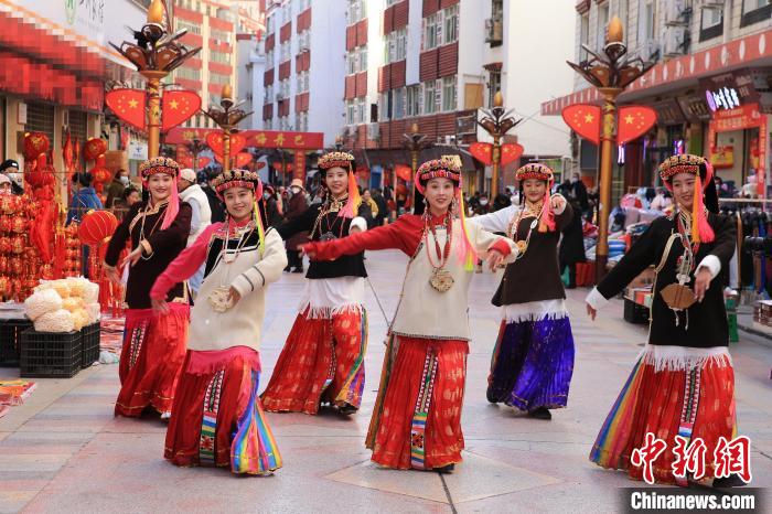 丹巴女孩在街頭跳起歡快歌舞迎接新年到來?！〖o 攝