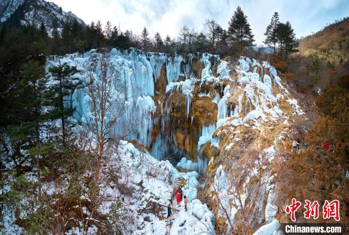 晶瑩剔透的冰瀑仿佛是大自然用冰藍(lán)色繪制出的壯觀畫卷。　胡宇 攝