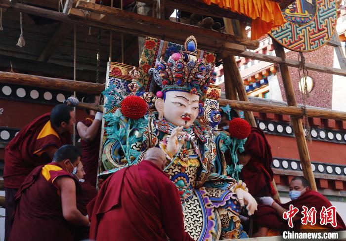 圖為塔爾寺僧人為酥油花搭架子?！●R銘言 攝