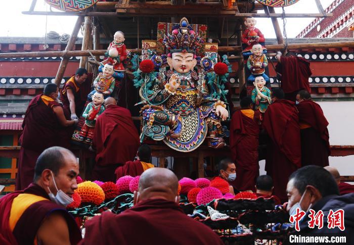圖為塔爾寺僧人為酥油花搭架子?！●R銘言 攝