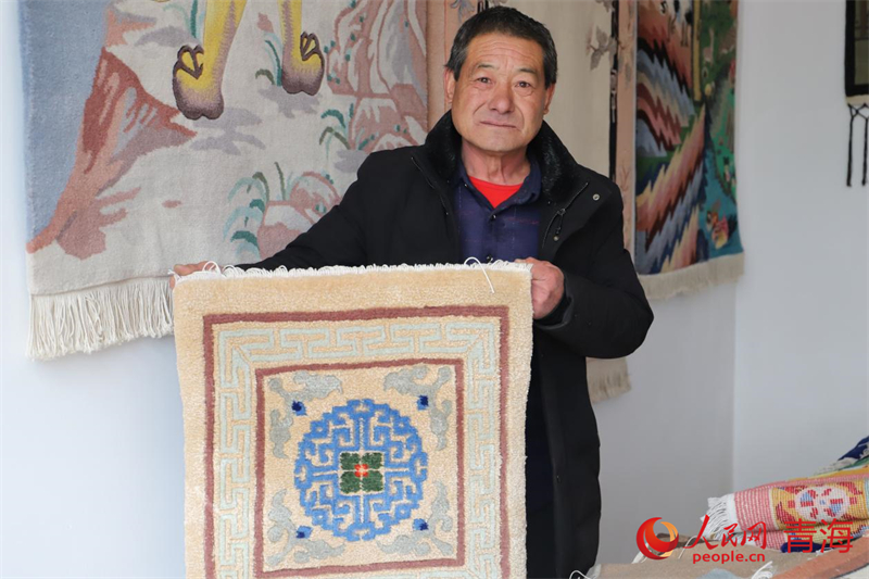 楊永良展示作品。人民網(wǎng) 況玉攝