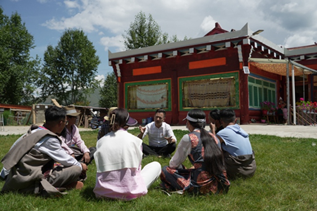 趙奎深入爐霍縣鄉(xiāng)村與藏族群眾開展座談。爐霍縣自然資源局供圖