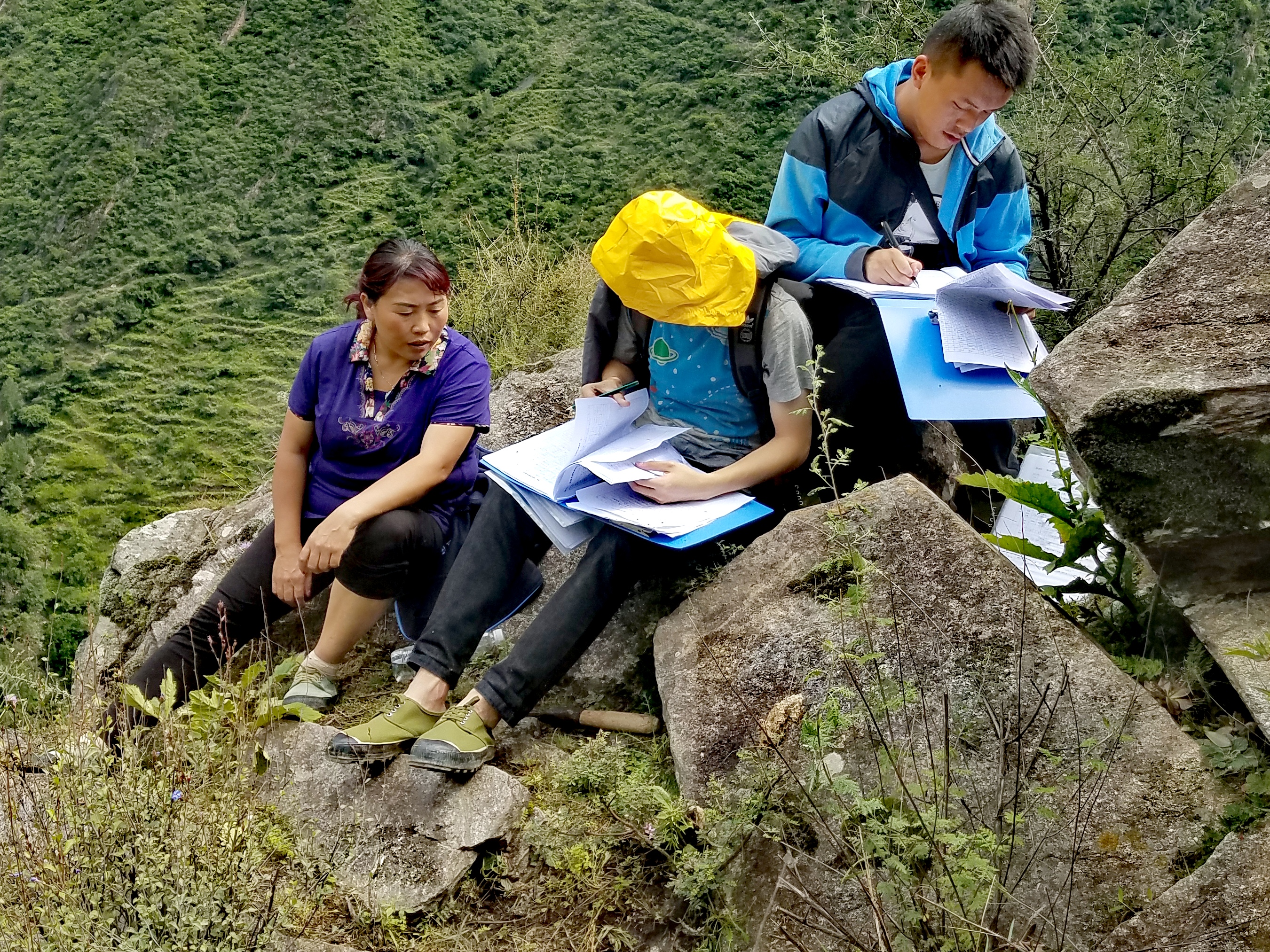 　2022年，余德春(左)協(xié)助排查震后地質災害隱患點。(圖為余德春提供)