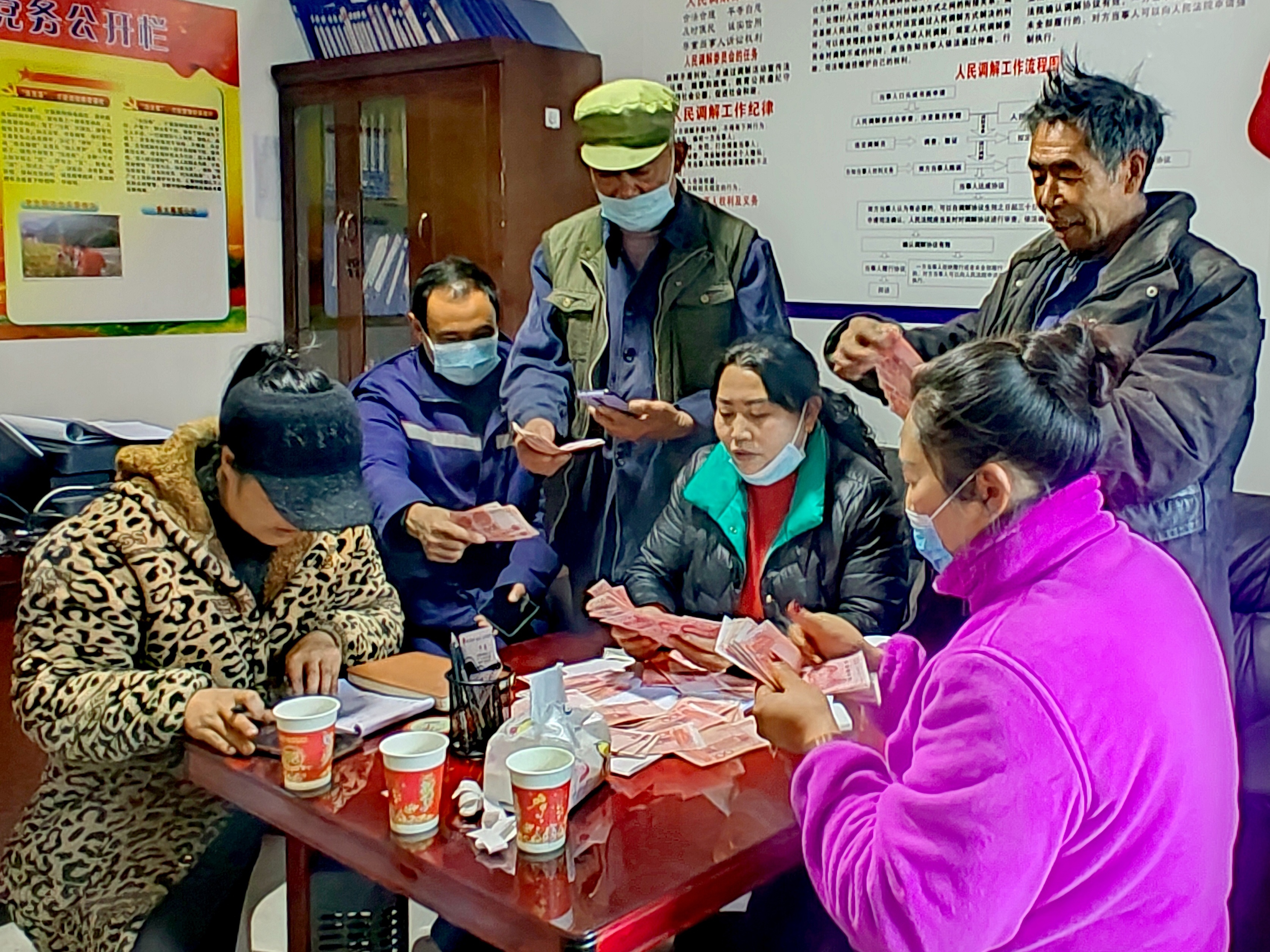 2022年，余德春給村民分紅。(圖為余德春提供)