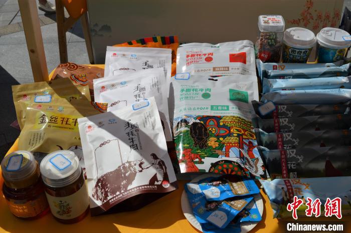 推介活動上的農(nóng)特產(chǎn)品展示?！≈炝杞?攝