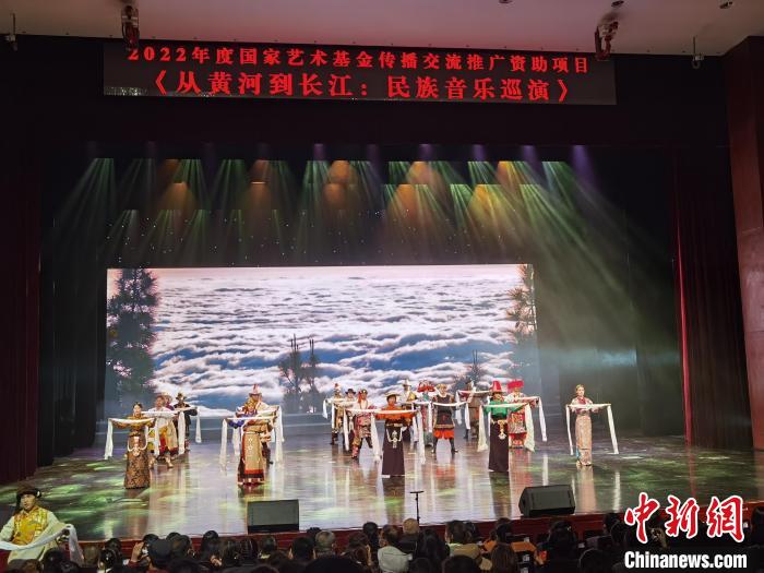 圖為演出現(xiàn)場?！∨擞隄?攝