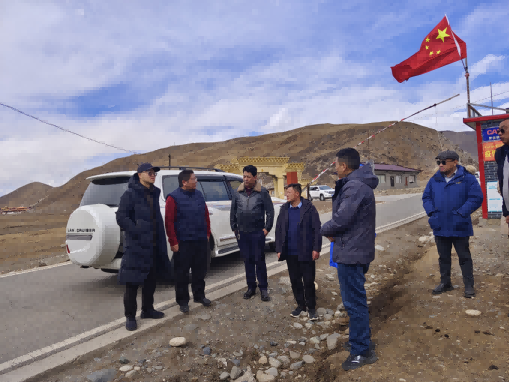 領(lǐng)隊張力帆（左一）帶隊實地調(diào)研援建項目推進(jìn)情況。成都高新區(qū)（簡陽市）第六批對口支援工作隊供圖