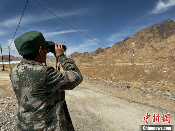 圖為文物保護(hù)員費(fèi)生平正在巡查?！±铍h 攝