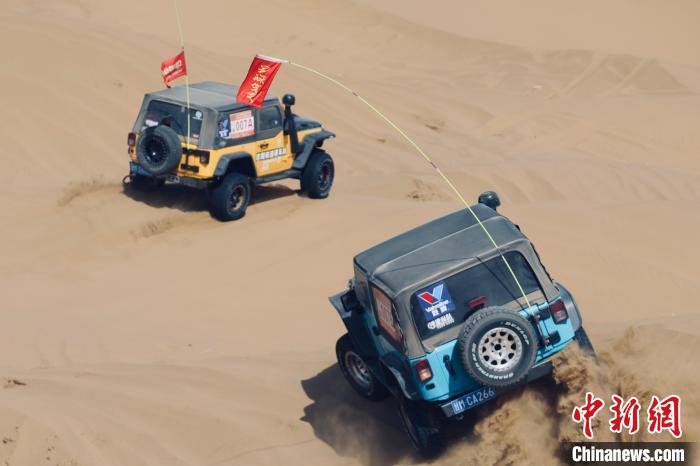 圖為高原沙漠機(jī)車越野挑戰(zhàn)賽現(xiàn)場(chǎng)?！≠F南縣委宣傳部供圖