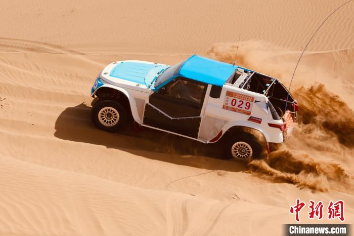 圖為高原沙漠機(jī)車越野挑戰(zhàn)賽現(xiàn)場(chǎng)?！≠F南縣委宣傳部供圖