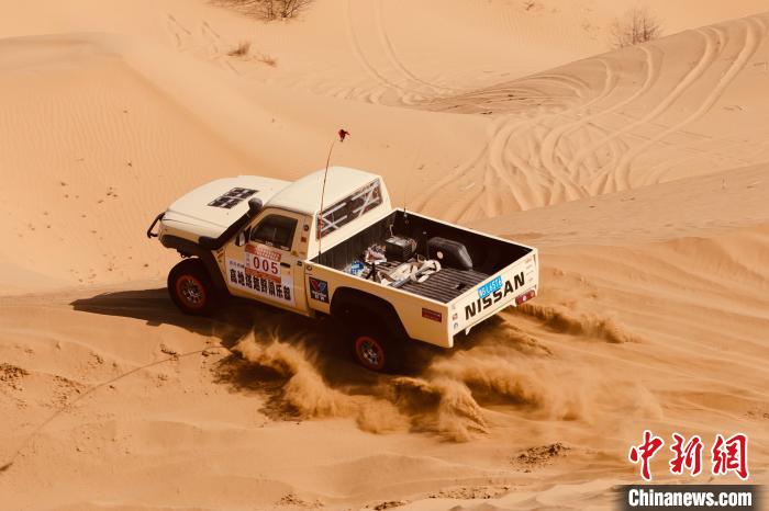 圖為高原沙漠機(jī)車越野挑戰(zhàn)賽現(xiàn)場(chǎng)?！≠F南縣委宣傳部供圖