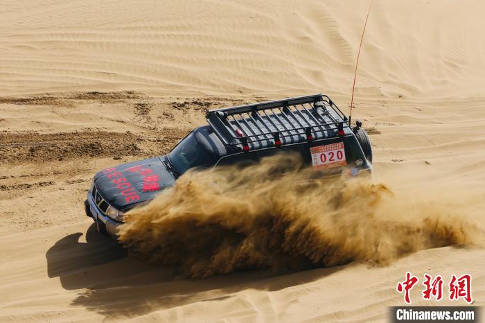 圖為高原沙漠機(jī)車越野挑戰(zhàn)賽現(xiàn)場(chǎng)?！≠F南縣委宣傳部供圖