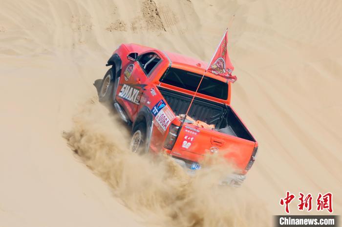 圖為高原沙漠機(jī)車越野挑戰(zhàn)賽現(xiàn)場(chǎng)?！≠F南縣委宣傳部供圖