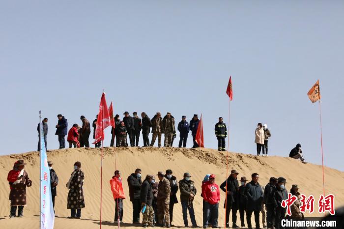 圖為來(lái)自各地的觀眾觀看比賽?！≠F南縣委宣傳部供圖