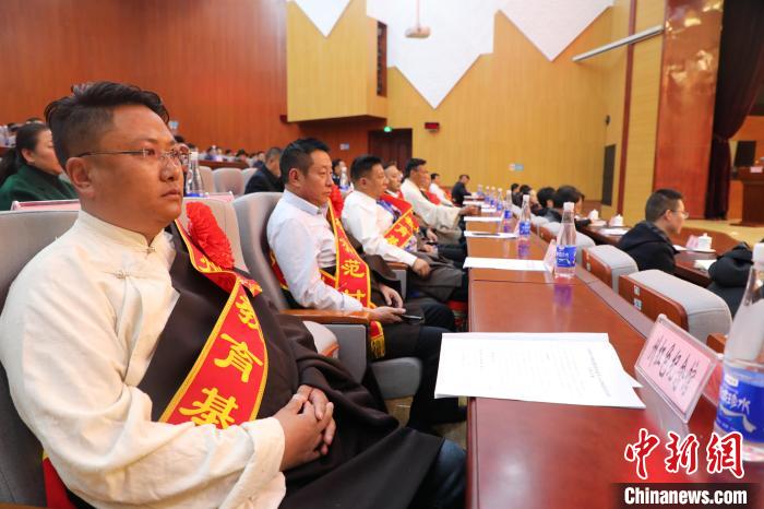 圖為玉樹州民族團結(jié)進(jìn)步創(chuàng)建工作推進(jìn)會現(xiàn)場?！『F龍 攝