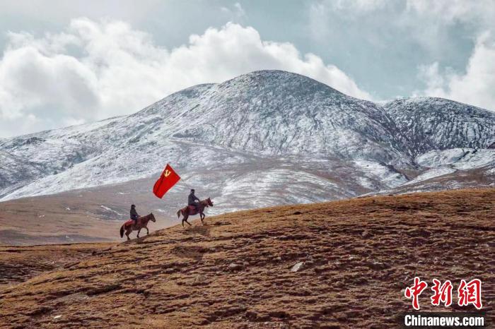 圖為青海省治多縣索加鄉(xiāng)干部群眾。(資料圖) 治多縣委宣傳部 供圖