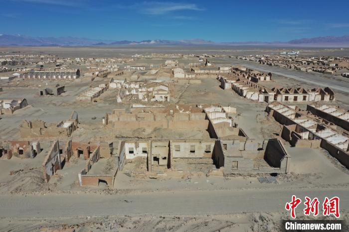 航拍青海省海西蒙古族藏族自治州茫崖市冷湖石油工業(yè)遺址保護(hù)區(qū)。　馬銘言 攝