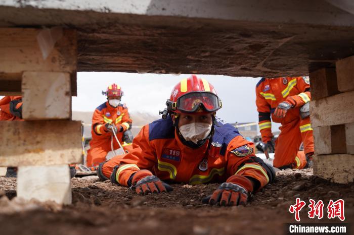 圖為地震實(shí)戰(zhàn)拉動(dòng)現(xiàn)場(chǎng)，參演人員正在進(jìn)行頂撐救援項(xiàng)目?！∮駱?shù)消防供圖