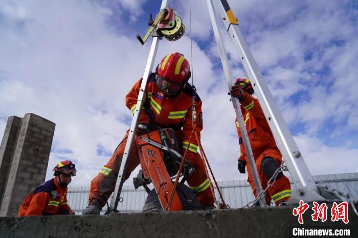 圖為地震實(shí)戰(zhàn)拉動(dòng)現(xiàn)場(chǎng)，參演人員正在進(jìn)行垂直救援項(xiàng)目?！∮駱?shù)消防供圖