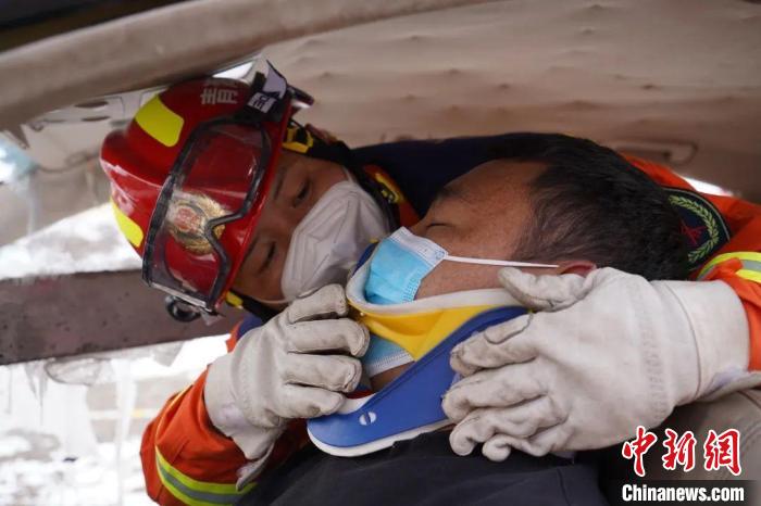 圖為地震實(shí)戰(zhàn)拉動(dòng)現(xiàn)場(chǎng)，參演人員正在進(jìn)行車(chē)輛事故救援項(xiàng)目?！∮駱?shù)消防供圖