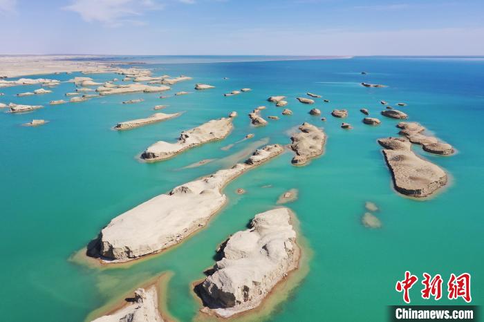 航拍青海大柴旦烏素特水上雅丹奇特景觀。　馬銘言 攝