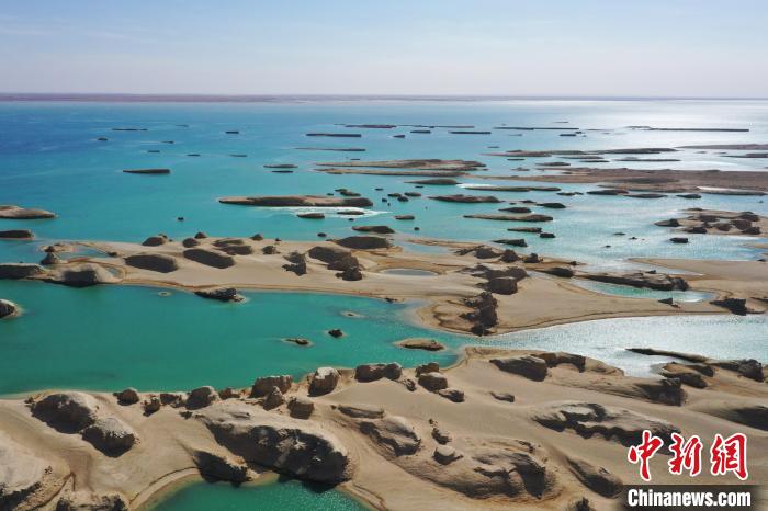 航拍青海大柴旦烏素特水上雅丹奇特景觀。　馬銘言 攝