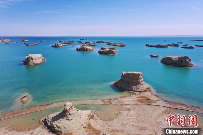 航拍青海大柴旦烏素特水上雅丹奇特景觀?！●R銘言 攝