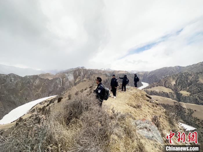 圖為曲麻萊縣崗當(dāng)村的生態(tài)管護人員開展巡護?！《“瓦_杰 攝