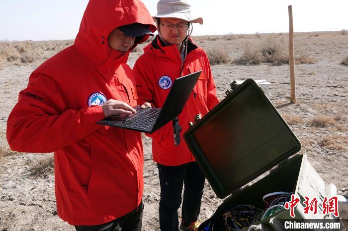 格爾木草地站，青藏科考隊(duì)員采集觀測(cè)數(shù)據(jù)?！?lt;a target='_blank' href='/'><p  align=