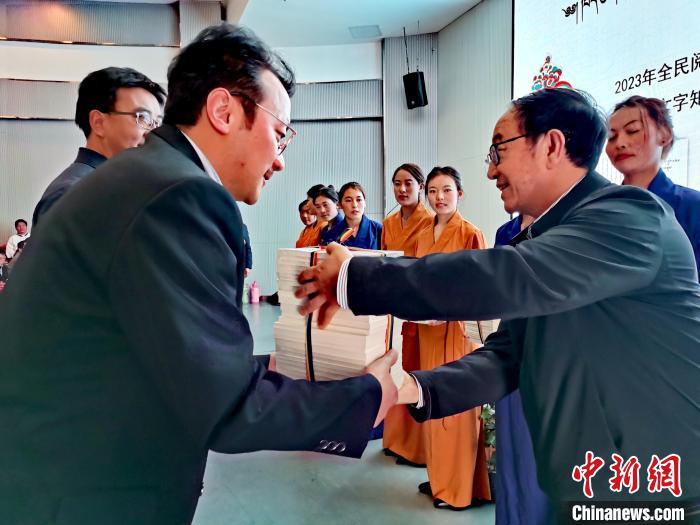 圖為贈送叢書?！?zhí)砀?攝