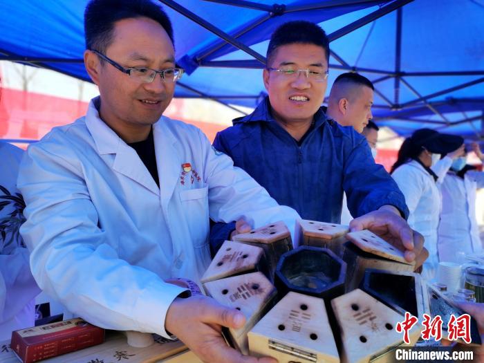 圖為青海省海東市樂都區(qū)中醫(yī)院八卦灸展示?！?zhí)砀?攝