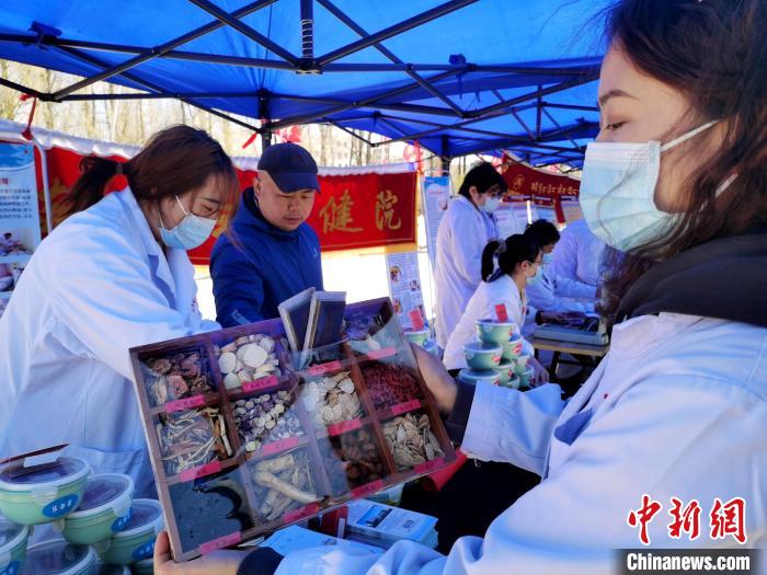 圖為中藥展示?！?zhí)砀?攝