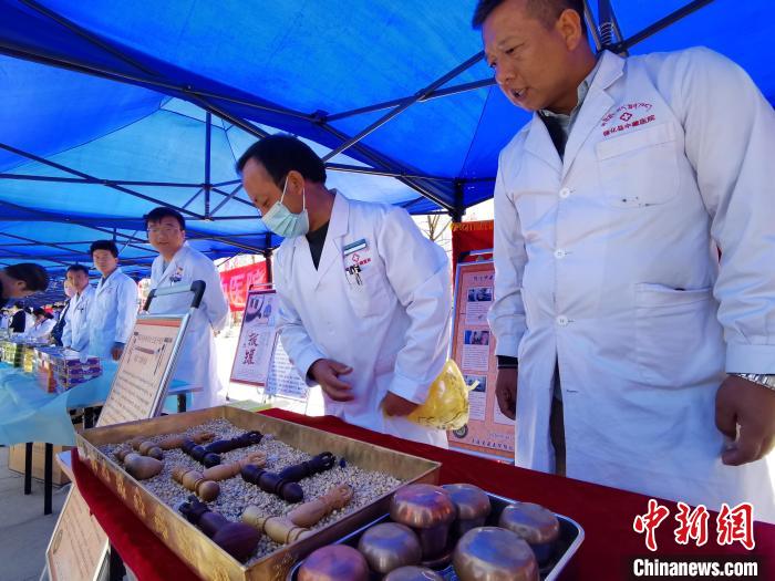 圖為青海省循化縣的國(guó)家級(jí)非遺項(xiàng)目尤闕療法的器械展示?！?zhí)砀?攝