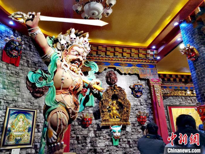 青海“金色谷地”熱貢：唐卡、泥塑璀璨奪目