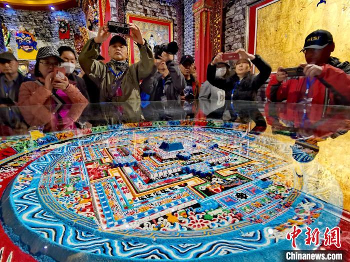 圖為參觀者拍攝壇城。　張?zhí)砀?攝