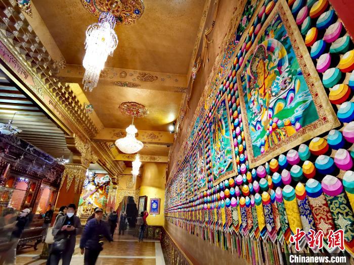 圖為仁俊畫院內(nèi)的堆繡?！?zhí)砀?攝