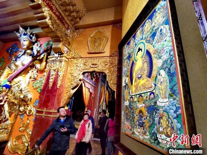 圖為仁俊畫院內(nèi)的唐卡?！?zhí)砀?攝