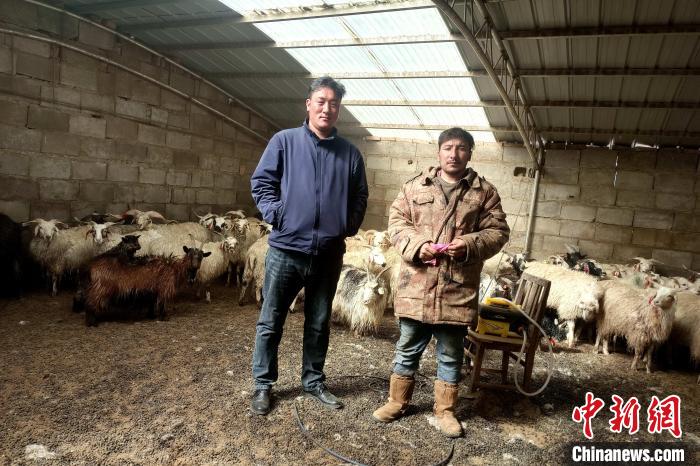 圖為華公太(左)走訪牧民生產(chǎn)生活情況?！〔彭?xiàng)什姐 攝