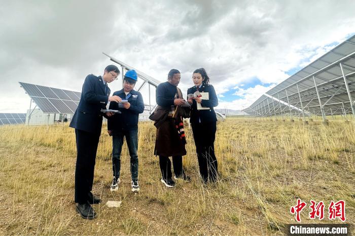 圖為稅務(wù)干部上門開展稅費(fèi)輔導(dǎo)?！》劫F龍 攝