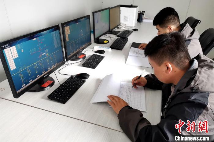 圖為光伏發(fā)電項(xiàng)目升壓站監(jiān)控室?！±铍h 攝