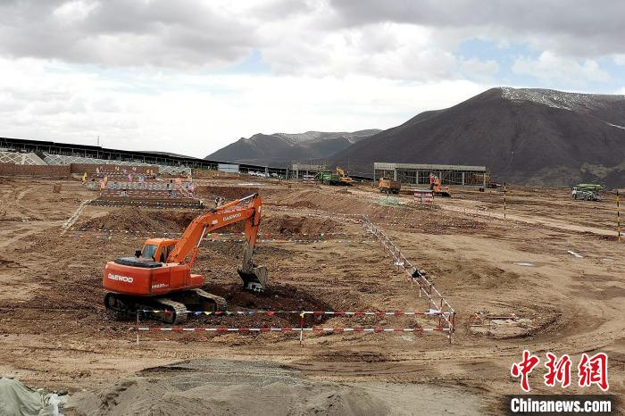 圖為光伏發(fā)電項(xiàng)目施工區(qū)正在抓緊施工。　李雋 攝