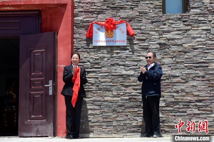 圖為揭牌儀式現(xiàn)場?！埢⒖?攝