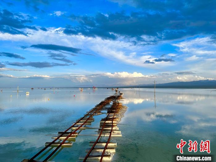 圖為茶卡鹽湖景區(qū)風(fēng)光。　劉洋 攝