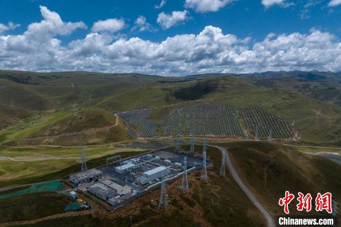 航拍建成投運(yùn)的柯拉一期光伏電站升壓站。　劉忠俊 攝